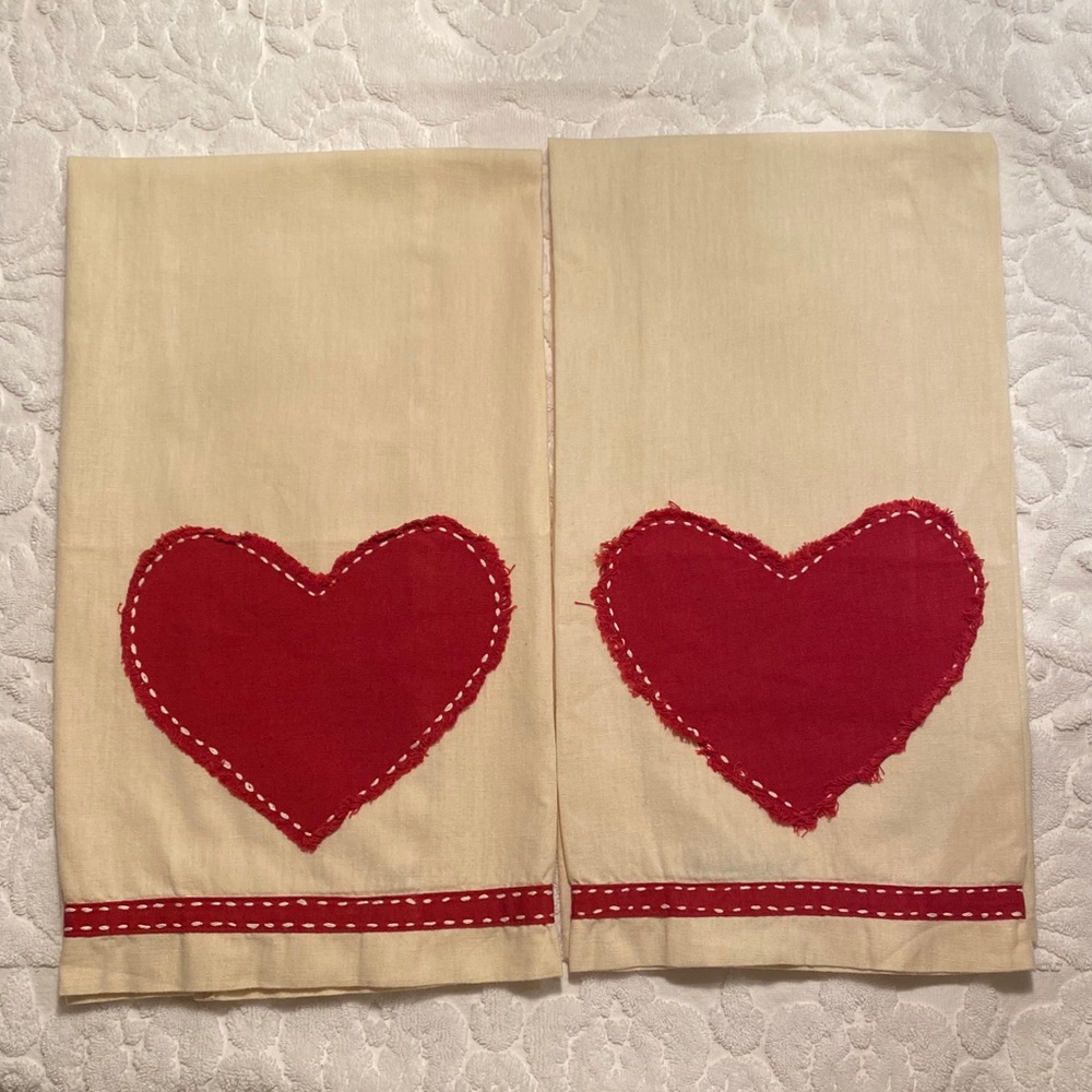 EUC Pottery Barn Cream with Red Heart Napkins